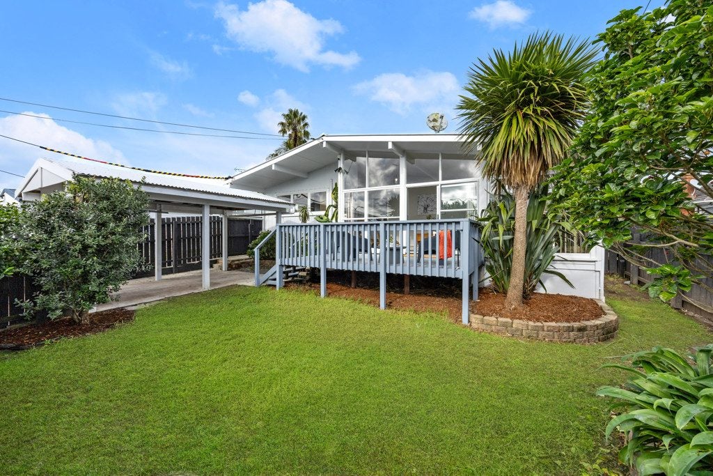 8 Pooks Road, Ranui, Auckland - Carousel 1