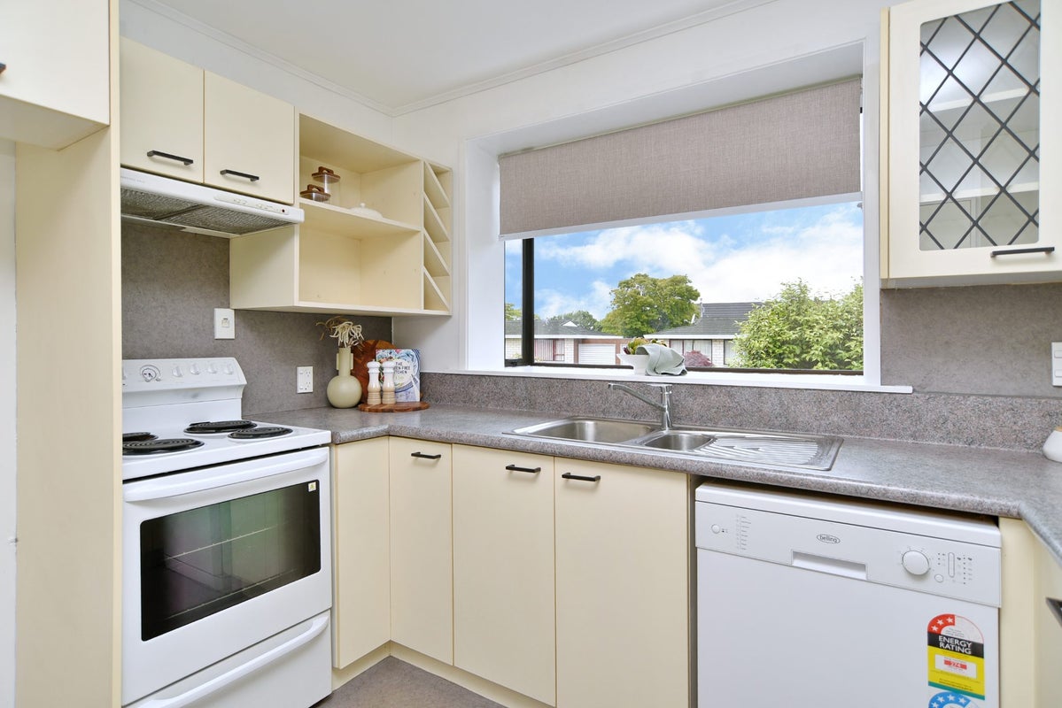 18 Chipping Lane, Redwood, Christchurch - Carousel 2