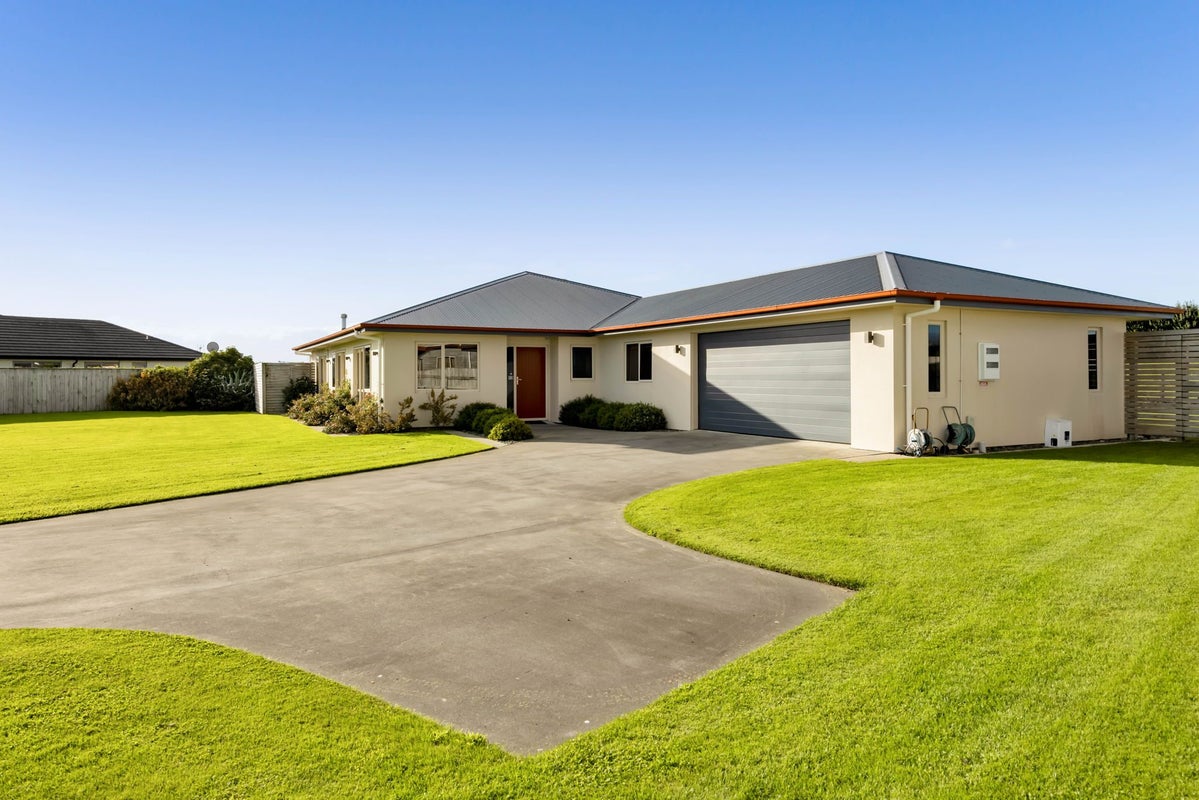 13 Denby Heights, Hawera - Carousel 2