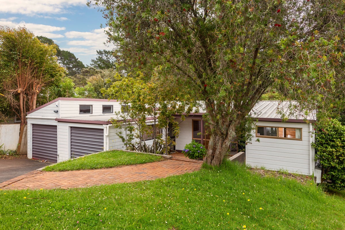 18 Kawaka Street, Titirangi, Auckland - Carousel 1
