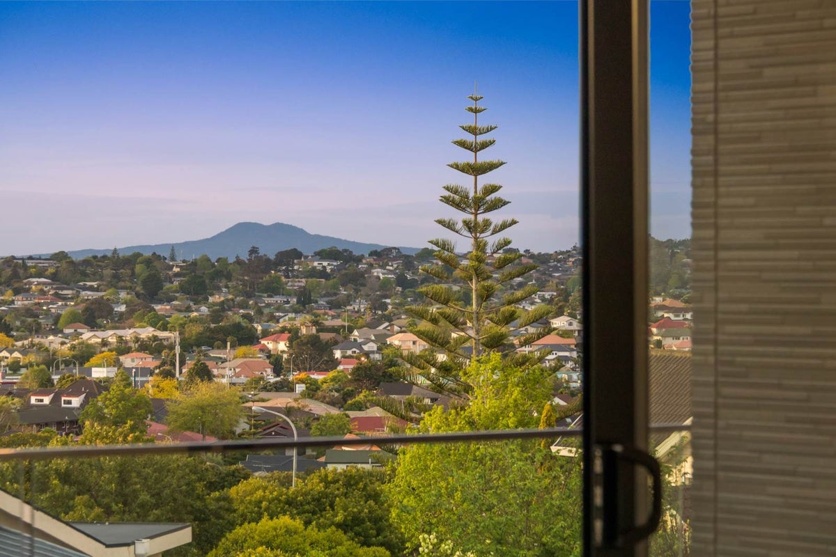7 Awakirihi Close, Shamrock Park, Auckland - Carousel 2