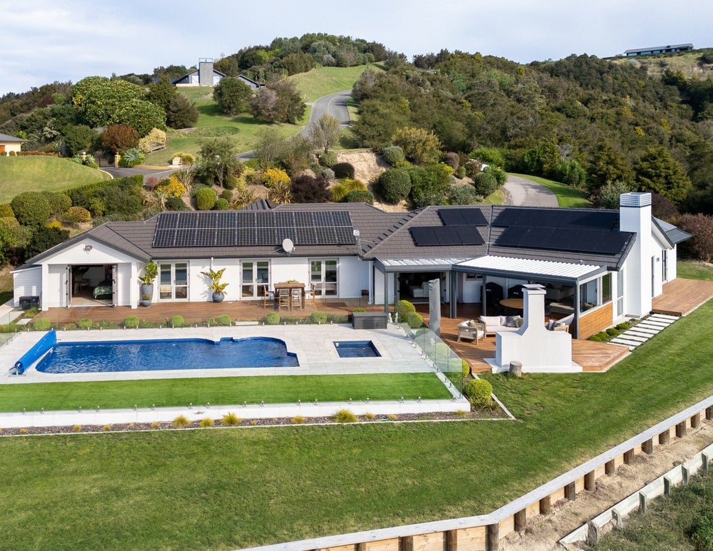 92 Eskridge Drive, Eskdale, Napier - Carousel 1