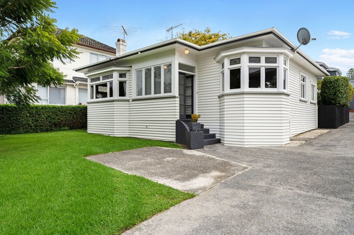 18 Irirangi Road, Greenlane, Auckland - Carousel 1