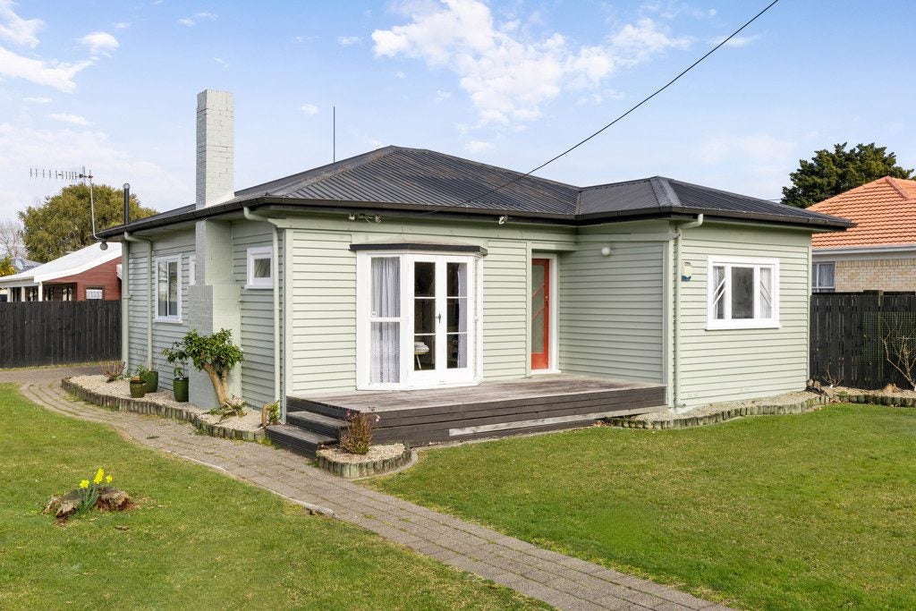 11 Hinau Street, Maeroa, Hamilton - Carousel 1