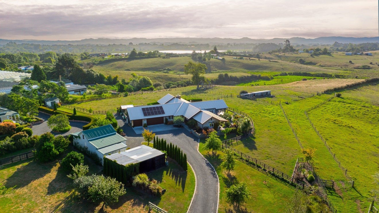 33 Lee Road, Burbush, Hamilton - Carousel 1
