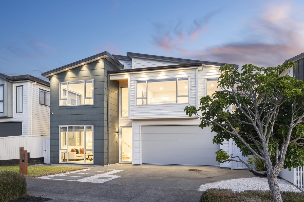 15 Bight Road, Long Bay, Auckland - Carousel 1