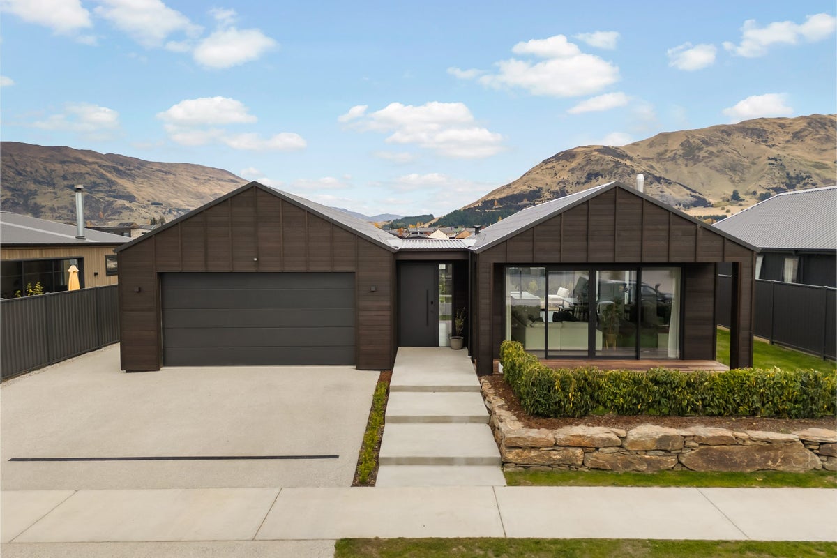 9 Mason Street, WANAKA - Carousel 2