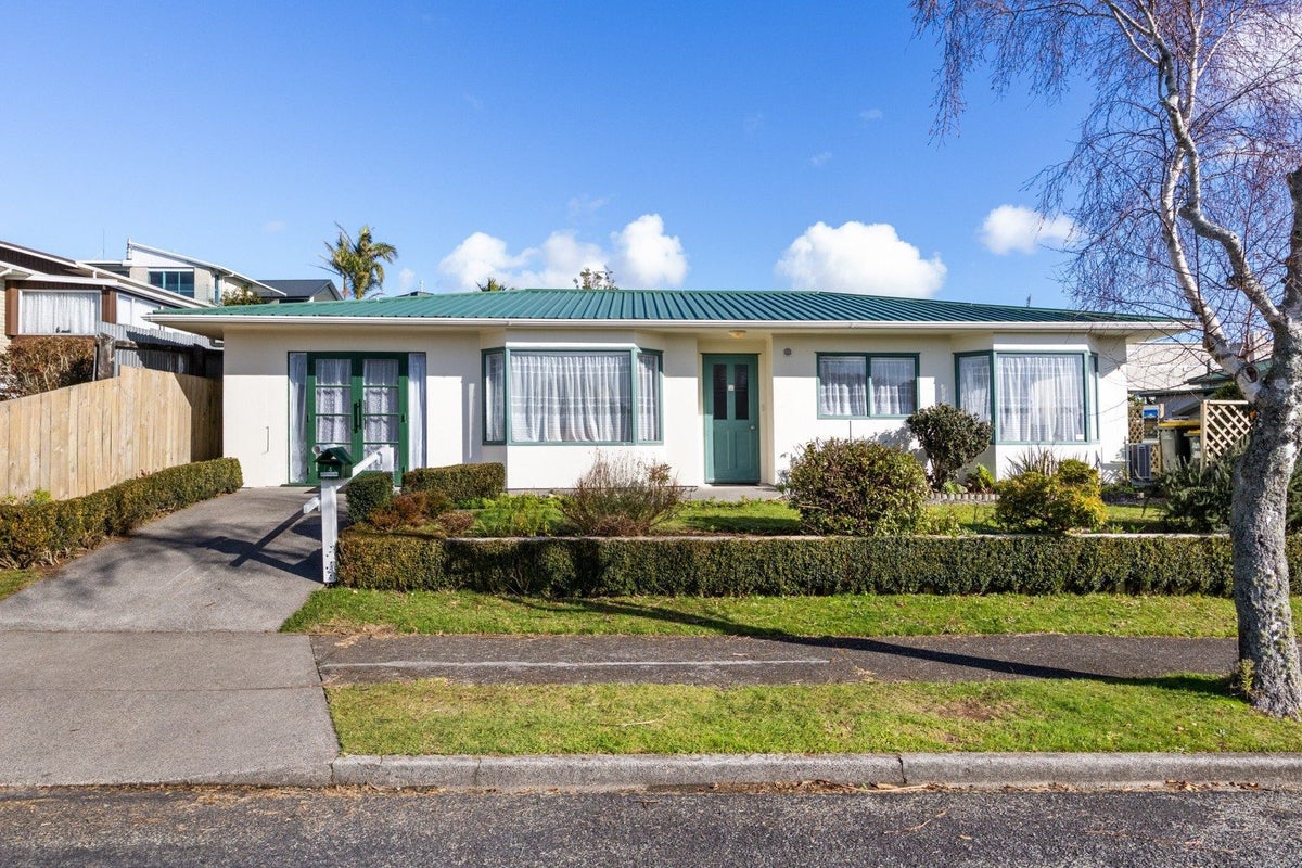 4 Julian Place, Westown, New Plymouth - Carousel 1