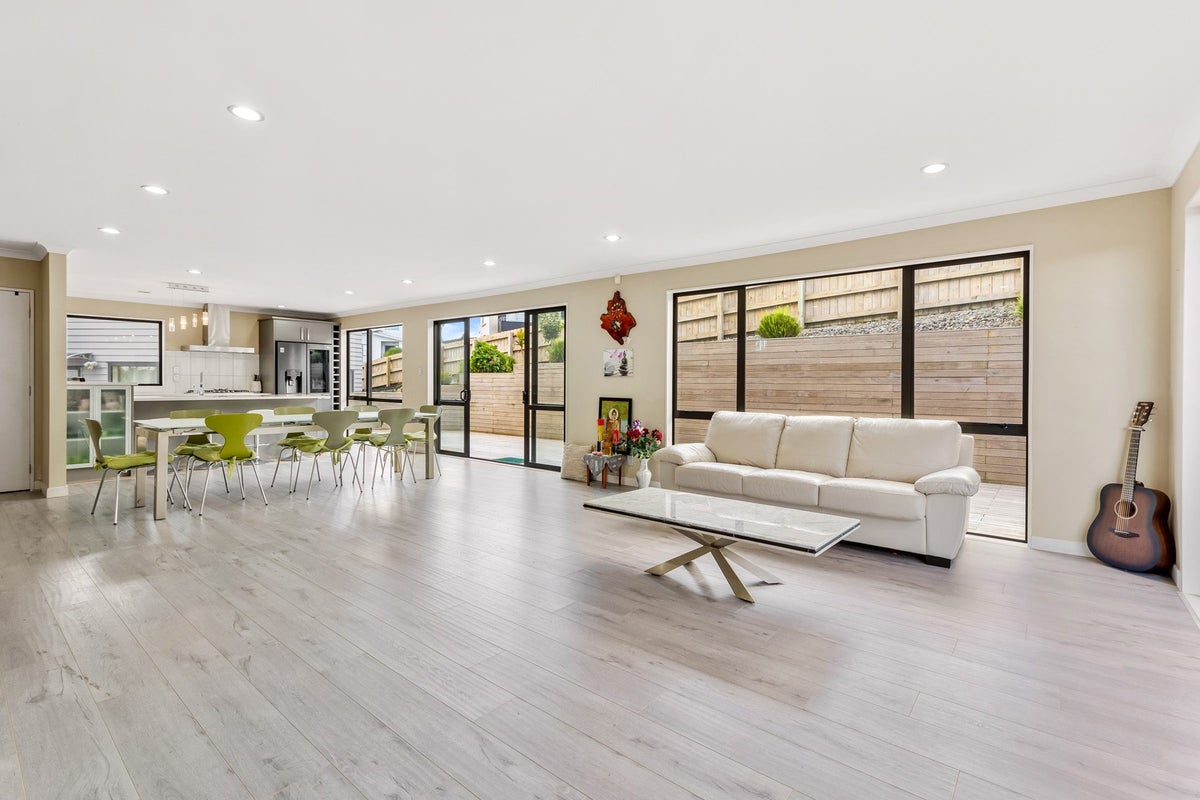 12 Hilton Close, Fairview Heights, Auckland - Carousel 2