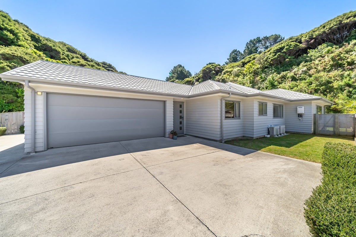36 Moonsail Drive, Whitby, Porirua - Carousel 1