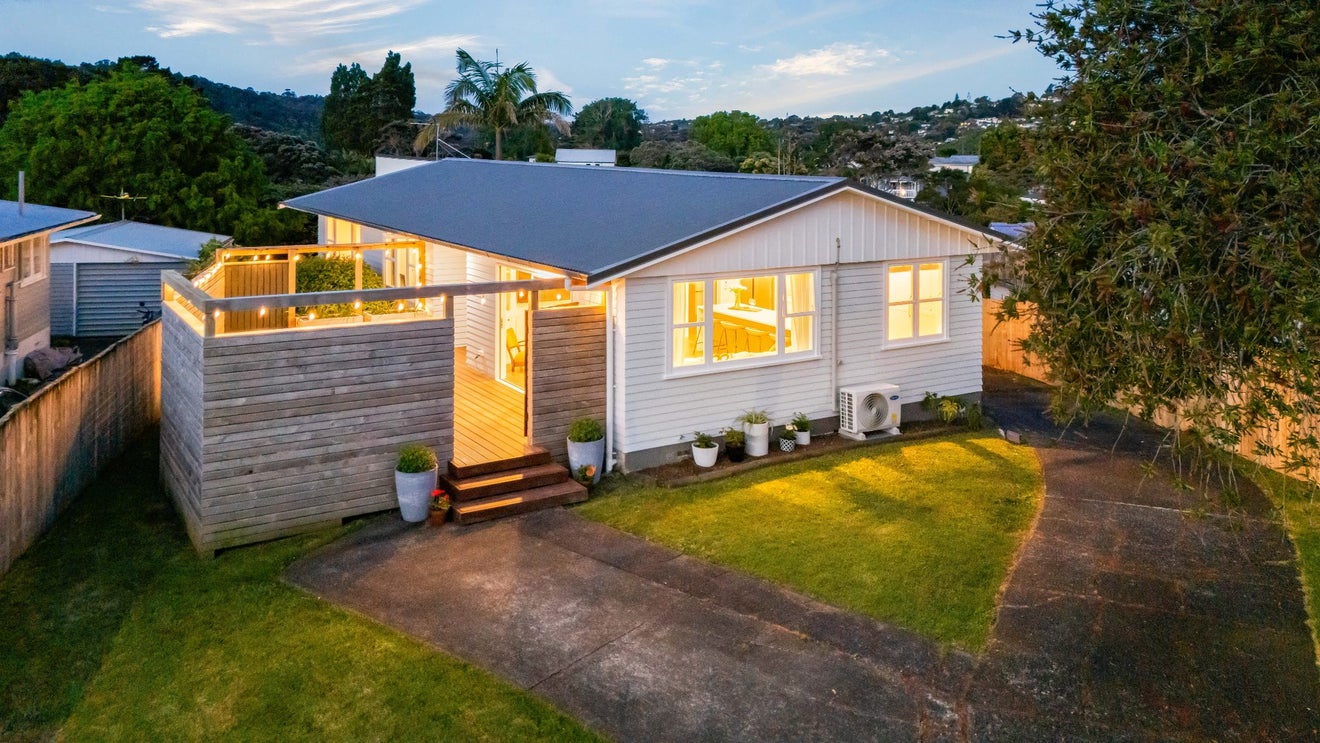 31 Crocombe Crescent, Beach Haven, Auckland - Carousel 1