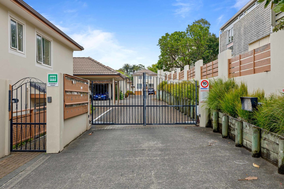 12/57 Gladstone Road, Northcote, Auckland - Carousel 1