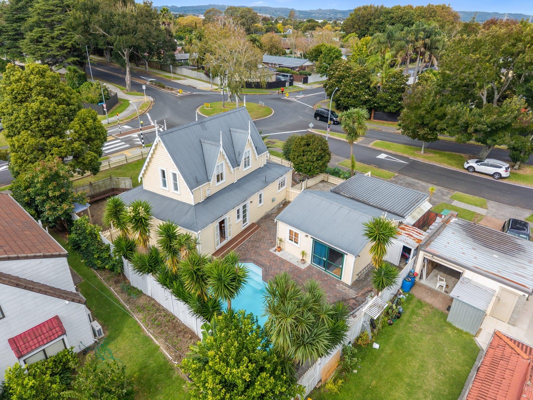 2 Brylee Drive, Conifer Grove, Takanini - Carousel 1