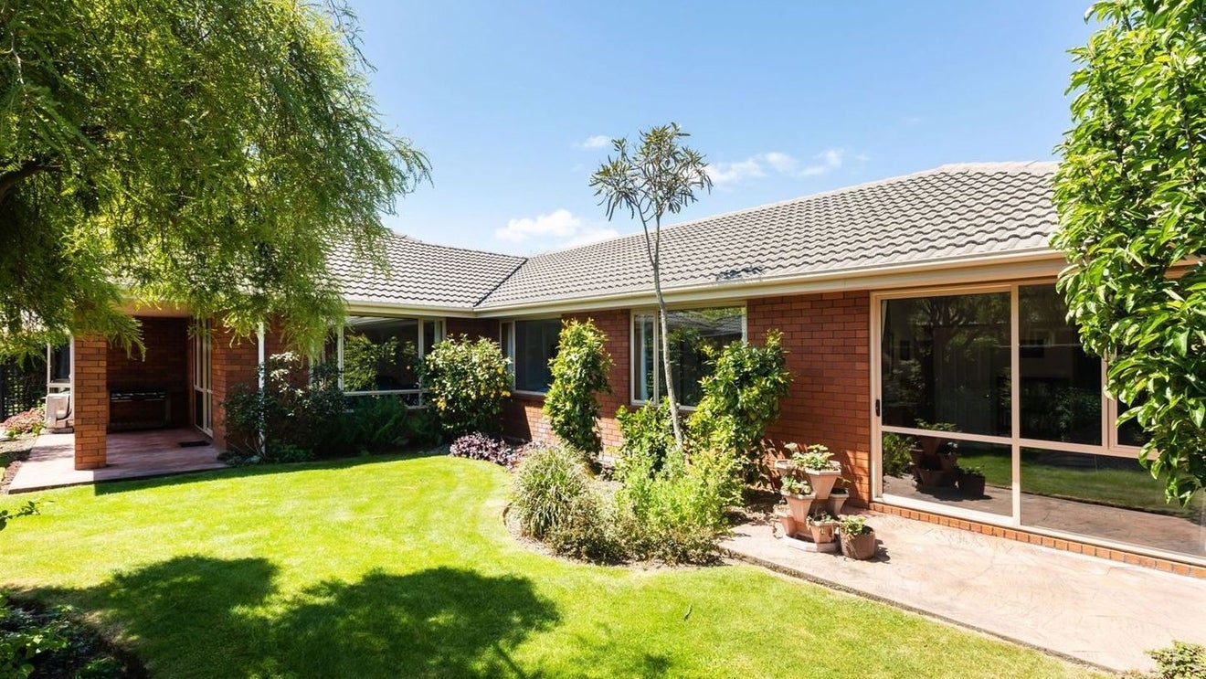 25 Chesterfield Mews, Russley, Christchurch - Carousel 1