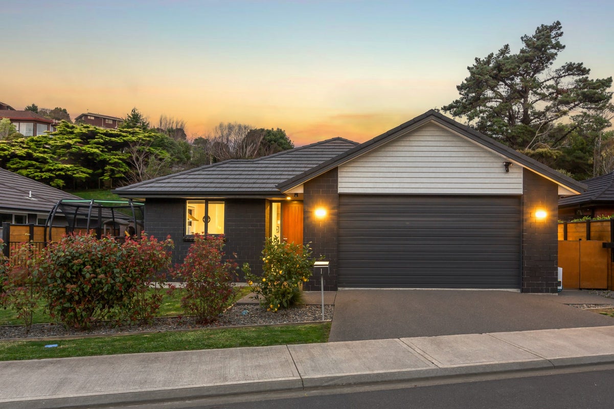 1 Genoa Place, Whitby, Porirua - Carousel 1