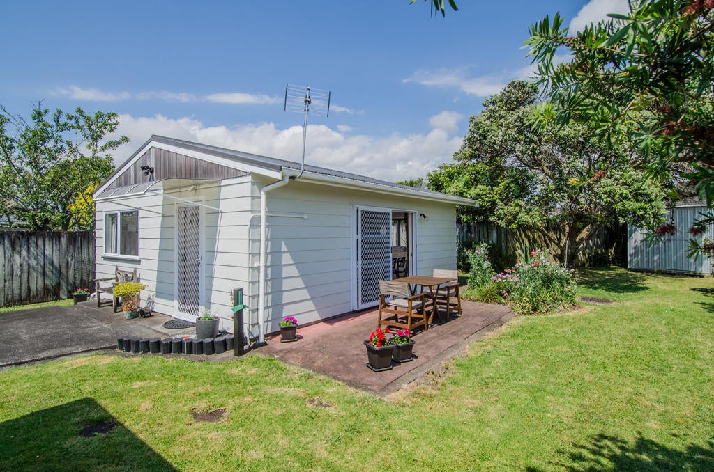 2/61 Neil Avenue, Te Atatu Peninsula, Auckland - Carousel 1