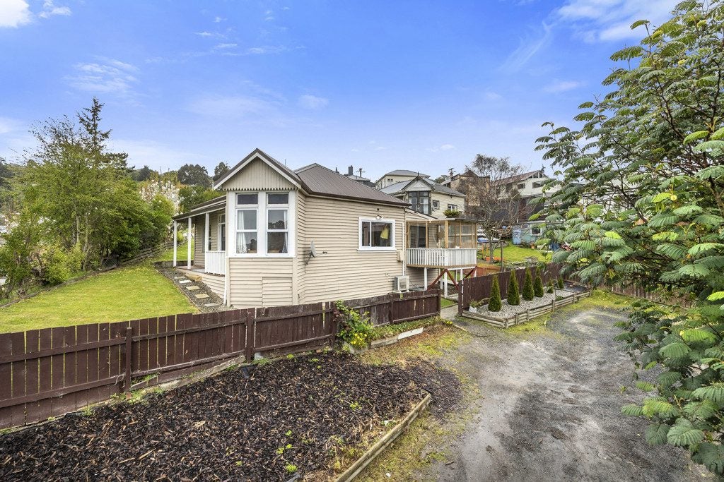 6 Burnett Street, Calton Hill, Dunedin - Carousel 1