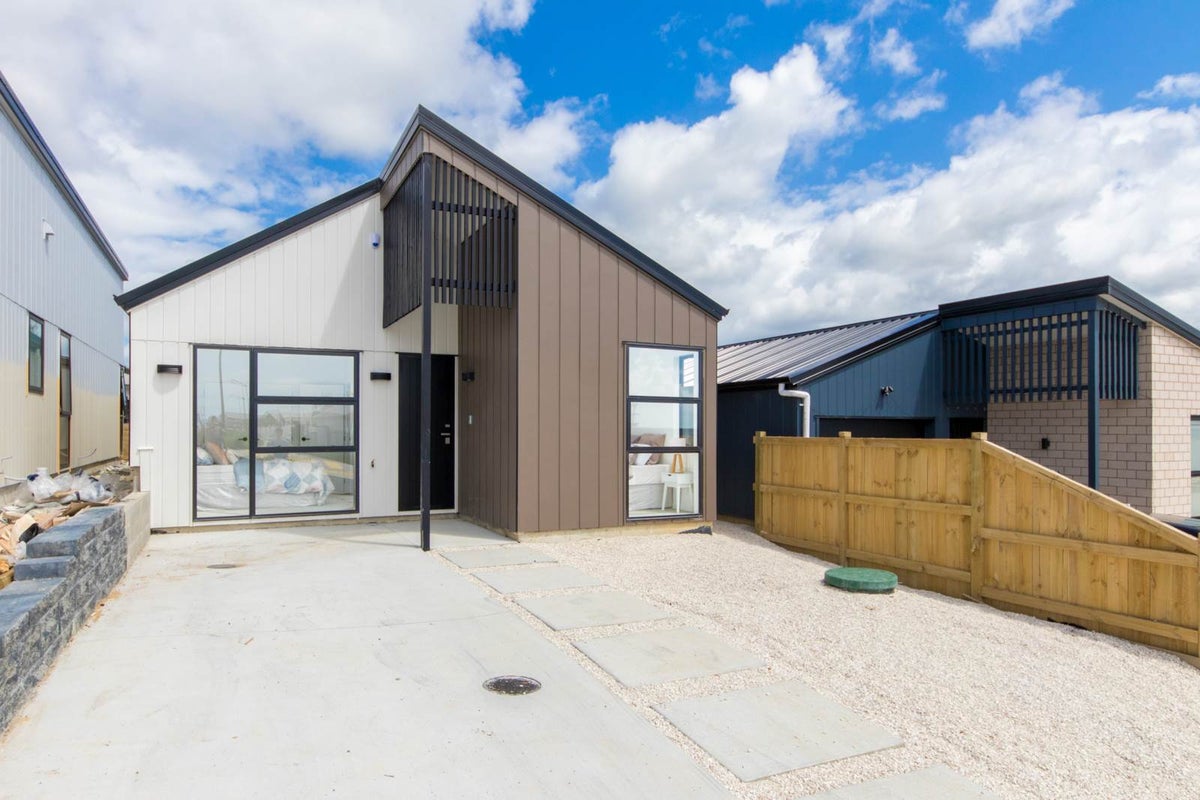18 Morus Road, Massey, Auckland - Carousel 1