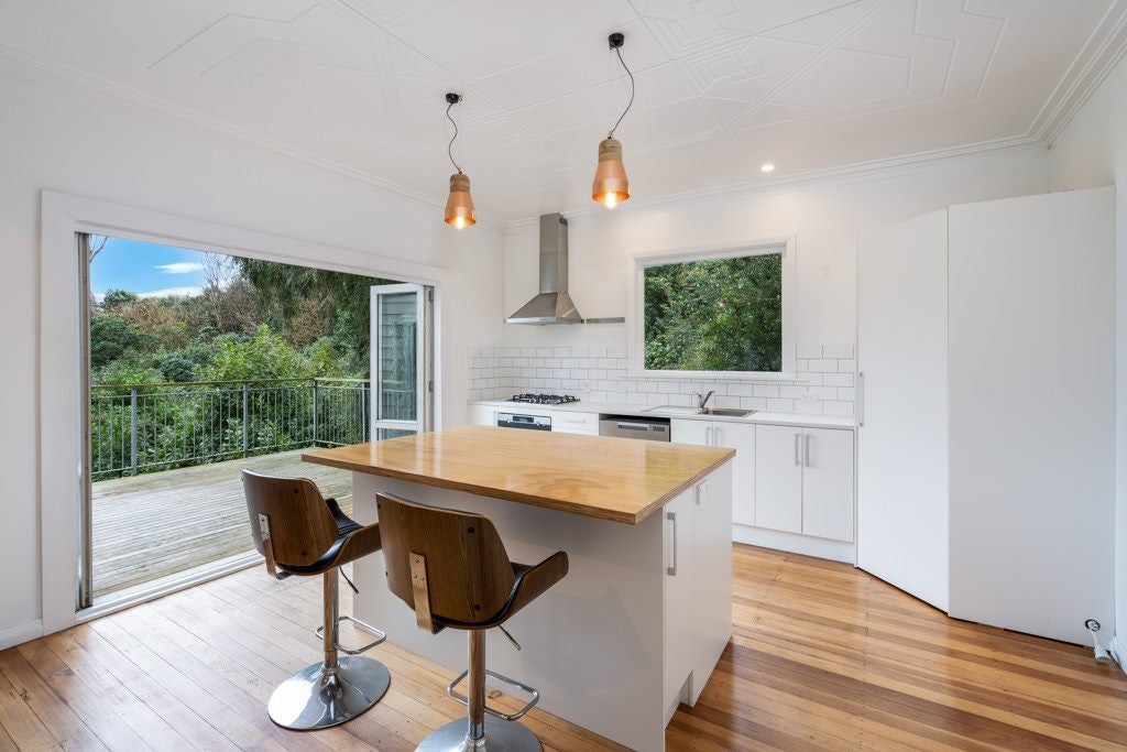 35 Wharfdale Street, Macandrew Bay, Dunedin - Carousel 1