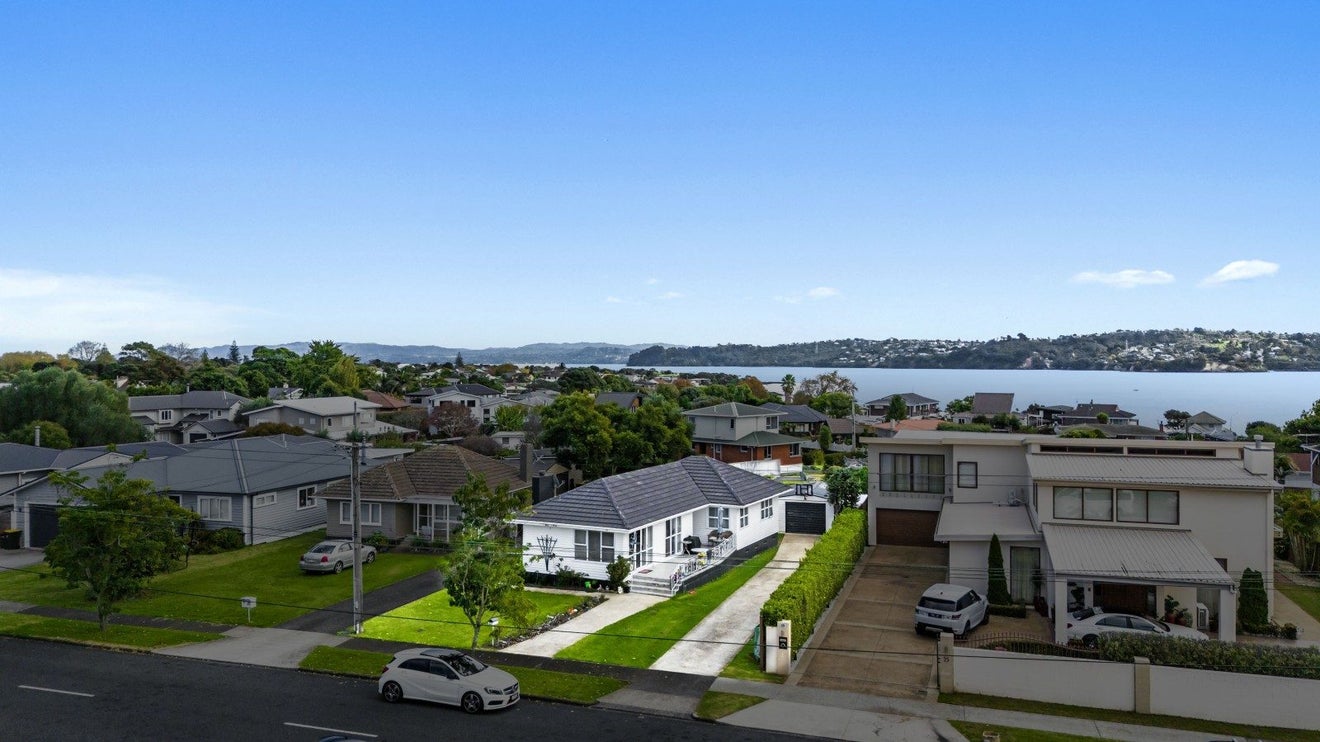 27 Shortt Avenue, Mangere Bridge, Auckland - Carousel 1