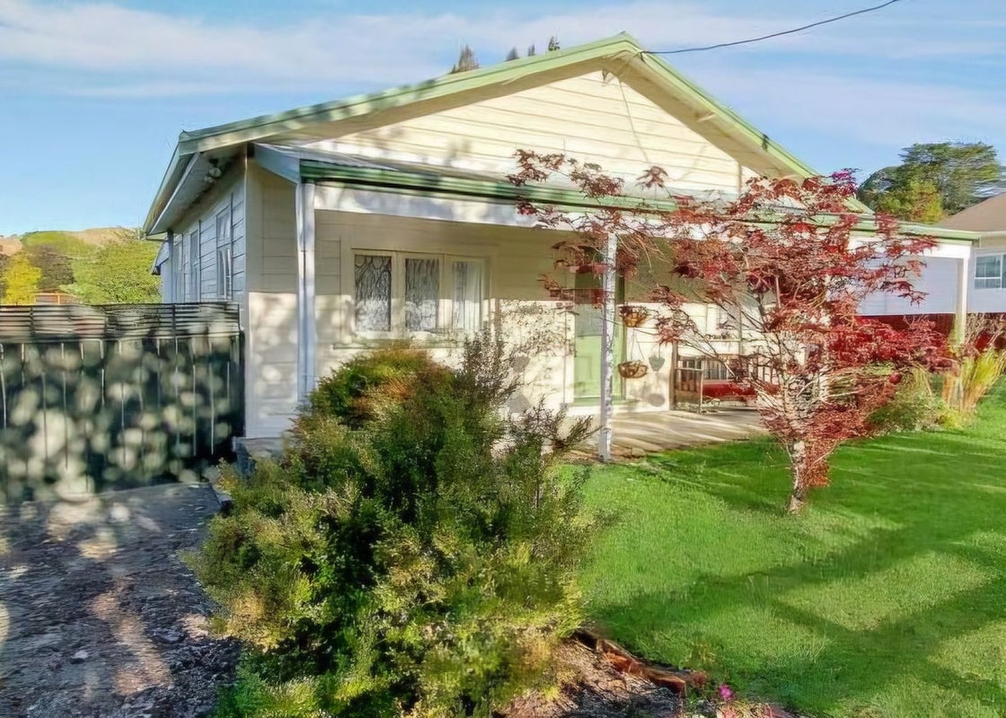 10 Paraekaretu Street, Hunterville - Carousel 1