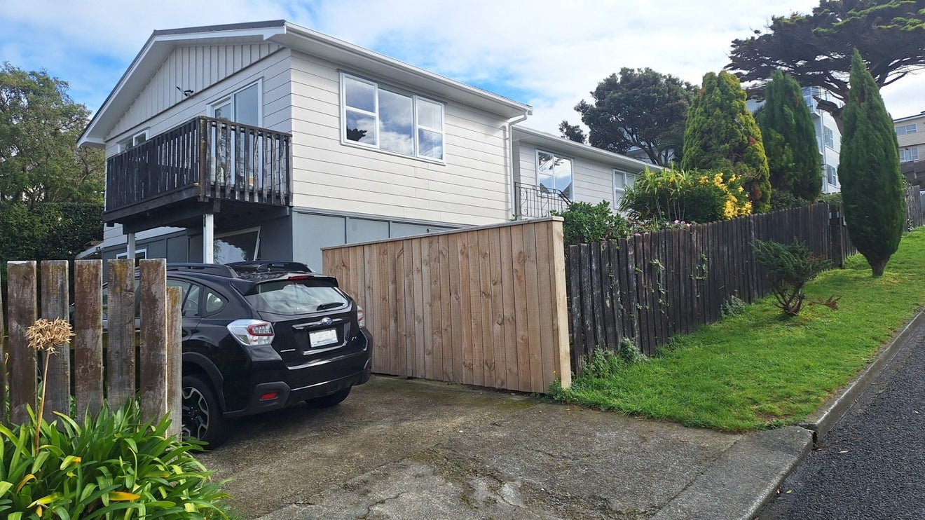 8 Waiwera Crescent, Maupuia, Wellington - Carousel 1