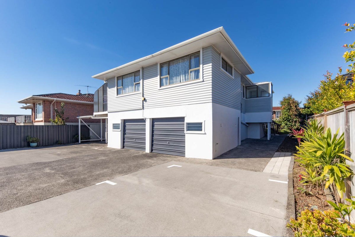 1/275 Te Atatu Road, Te Atatu South, Auckland - Carousel 1