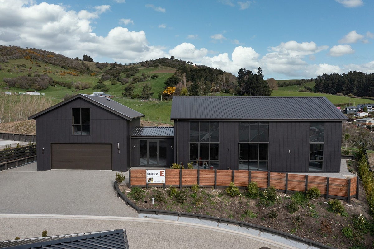 8 Ella Lane, Green Island, Dunedin - Carousel 1