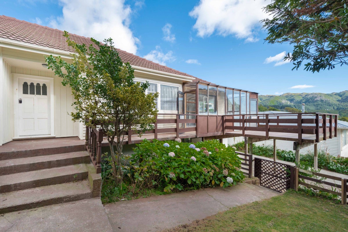 48 Collins Avenue, Tawa, Wellington - Carousel 1
