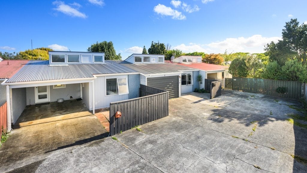 7 Westmere Place, Takaro, Palmerston North - Carousel 1
