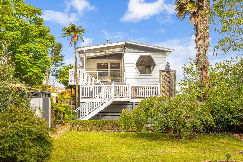 27 Birdwood Road, Swanson, Auckland - Carousel 1