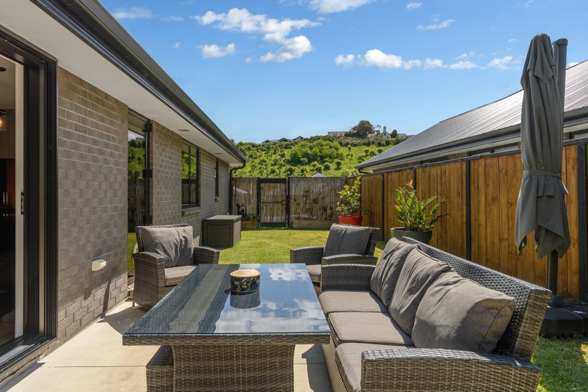 33 Pakanga Grove, Pyes Pa, Tauranga - Carousel 1