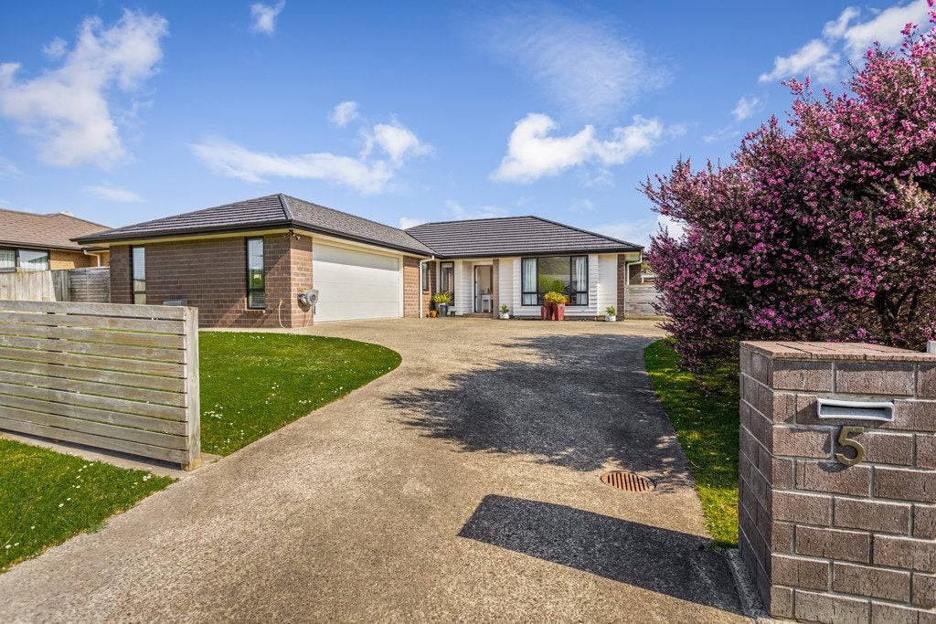 5 Parlane Drive, Huapai, Kumeu - Carousel 1