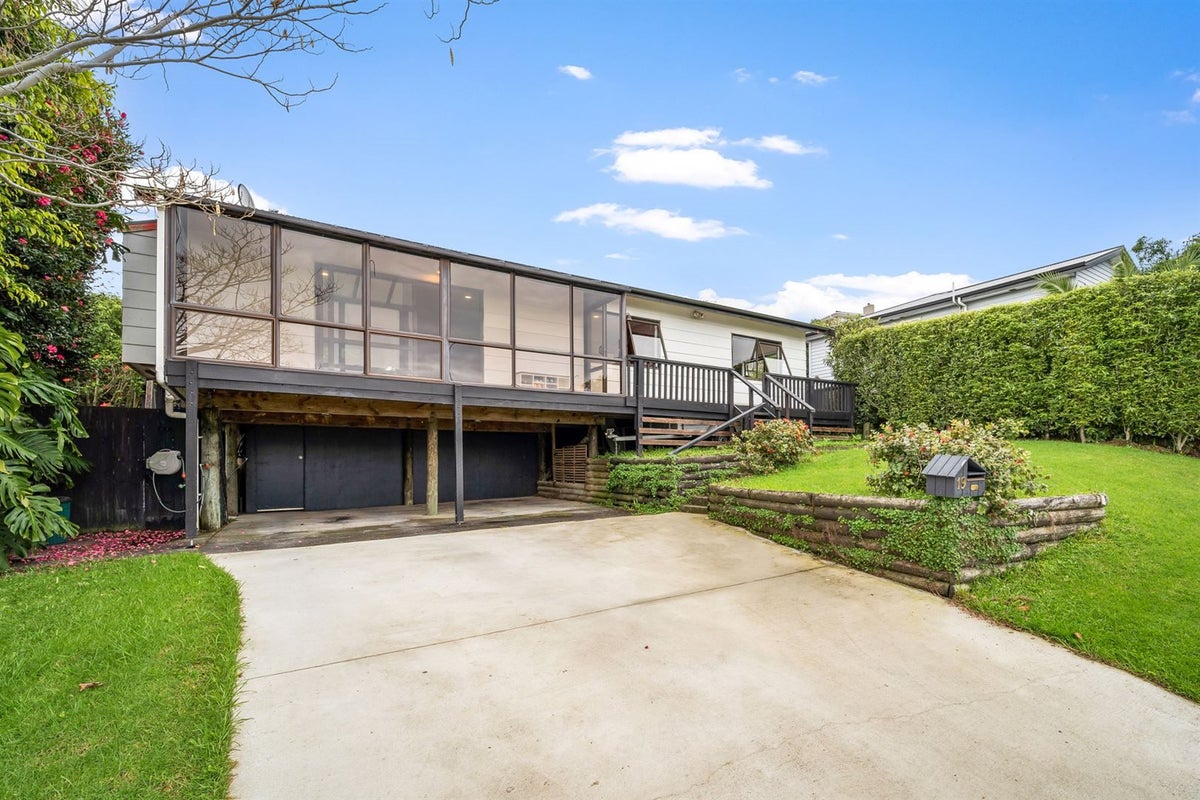 19 Rosario Crescent, Red Beach, Whangaparaoa - Carousel 1