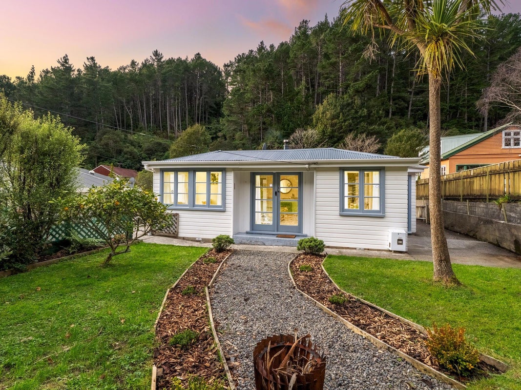 35 ELMSLIE RD, Pinehaven, Upper Hutt - Carousel 1