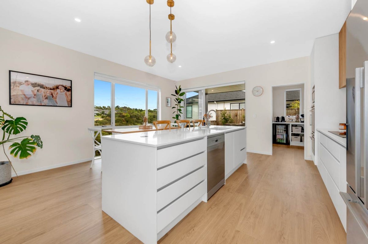 19 Cadwil Drive, Beachlands, Auckland - Carousel 2