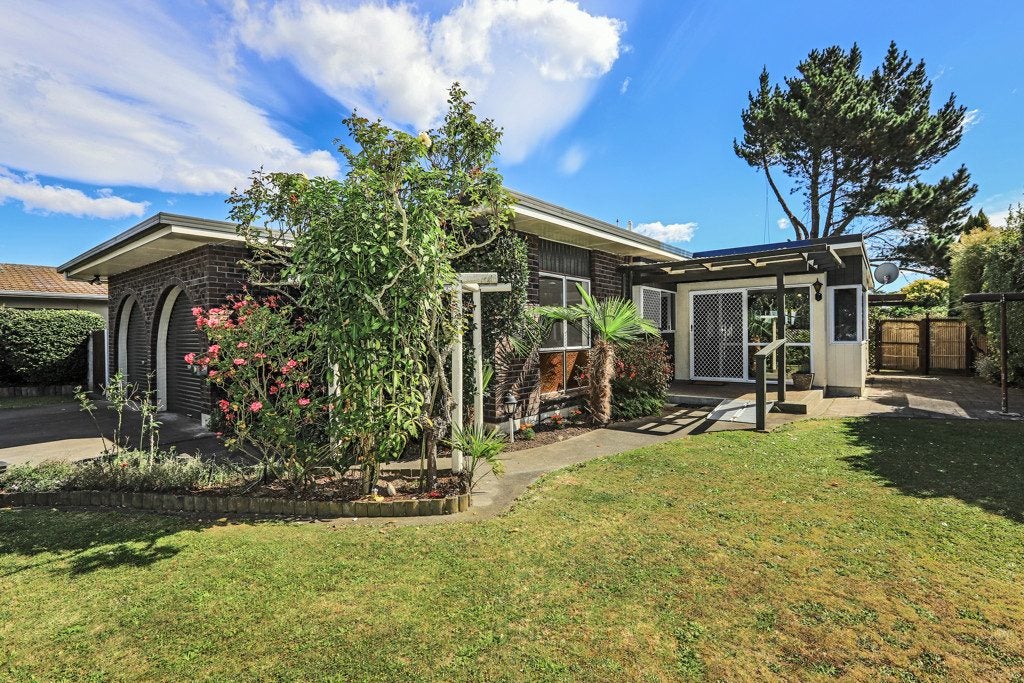 15 Kirkcaldy Place, Flaxmere, Hastings - Carousel 1