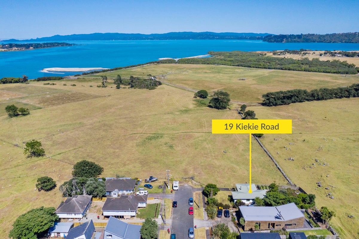 19 Kiekie Road, Mangere Bridge, Auckland - Carousel 1