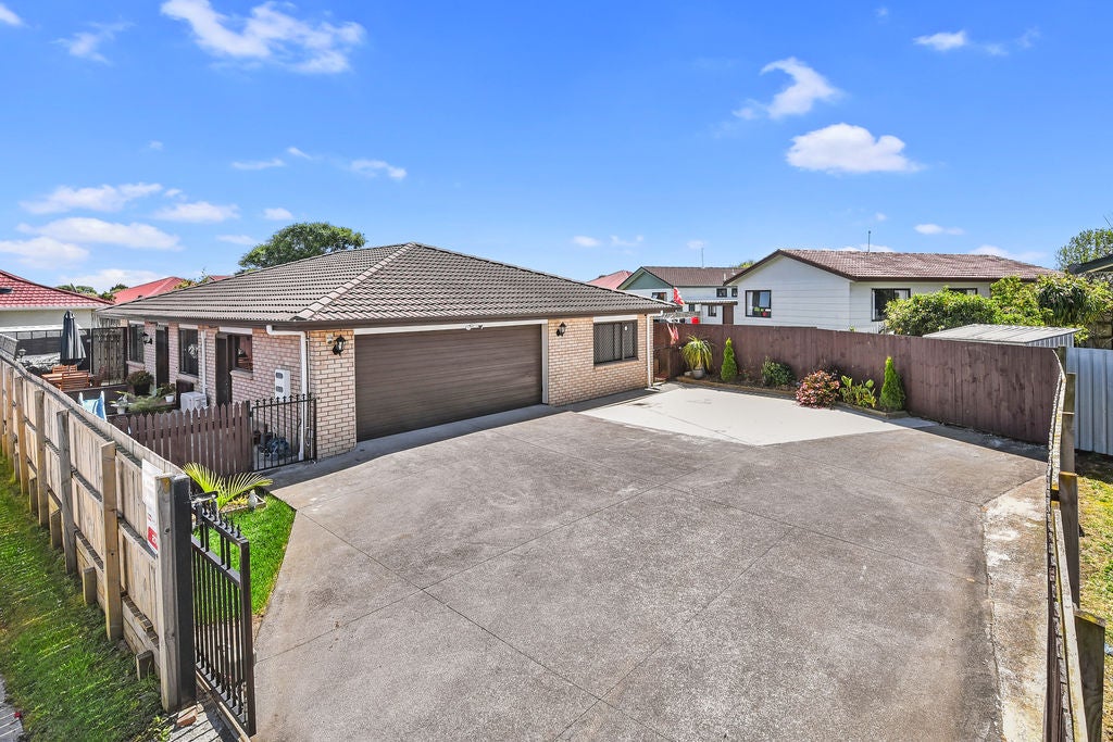 90 Robert Skelton Place, Clendon Park, Auckland - Carousel 1