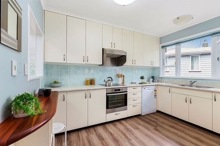 6 Larsen Crescent, Tawa, Wellington - Carousel 1