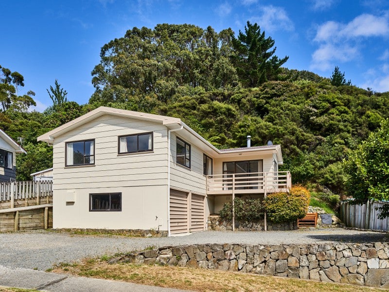 31 Omapere Street, Whitby, Porirua - Carousel 1