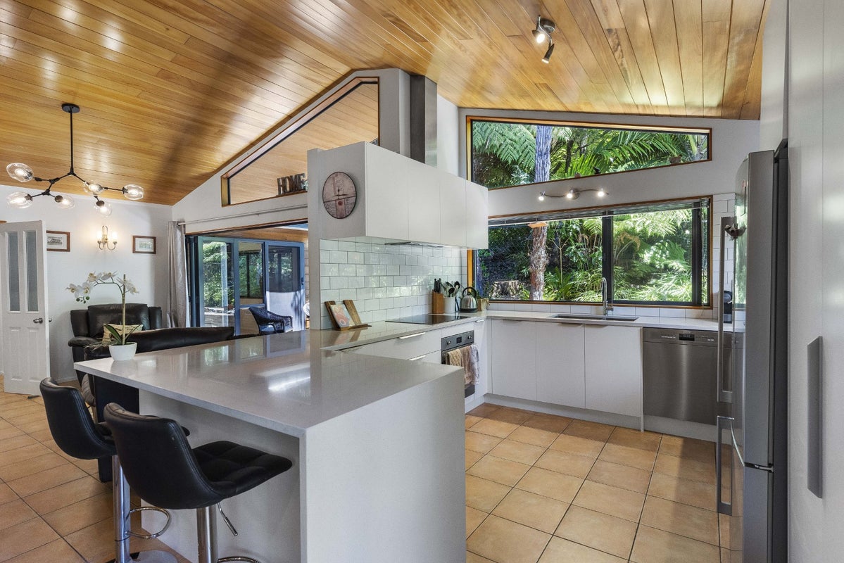 16 Poturi Streams Avenue, Titirangi, Auckland - Carousel 2