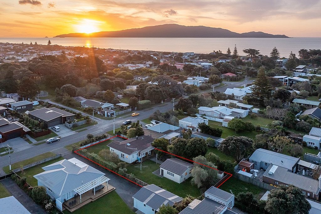 25 Rangihiroa Street, Waikanae Beach, Waikanae - Carousel 1