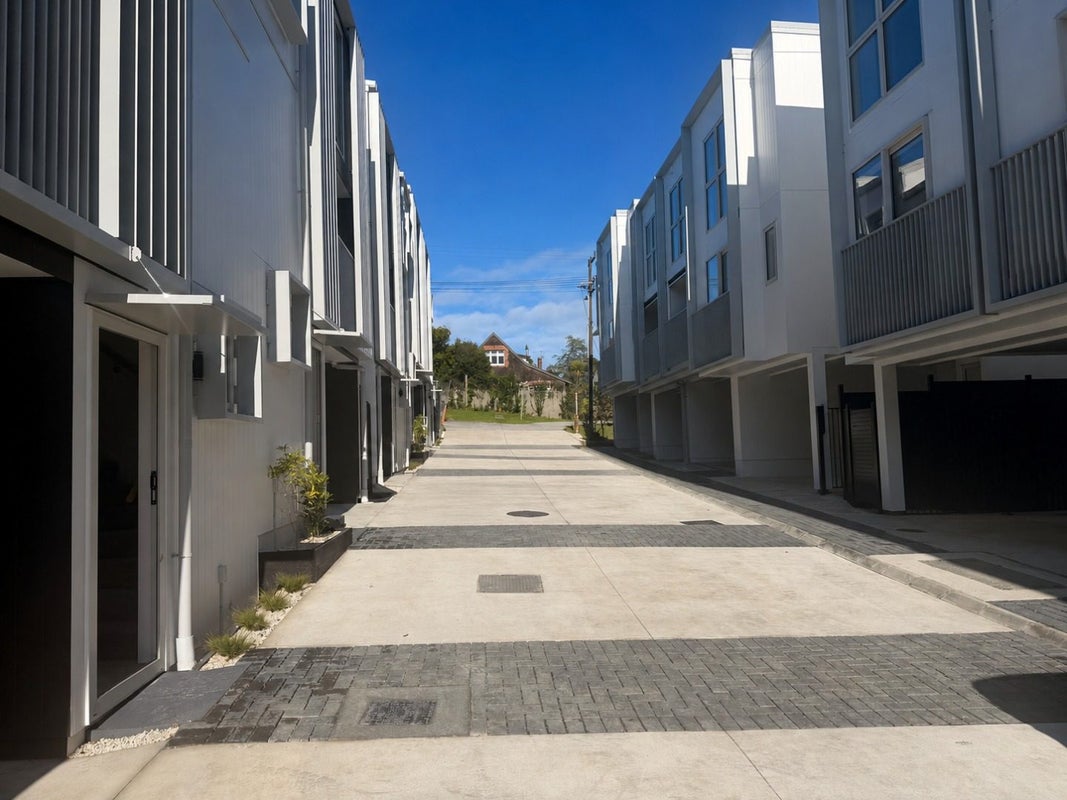 9/9 Aeroview Drive, Beach Haven, Auckland - Carousel 1