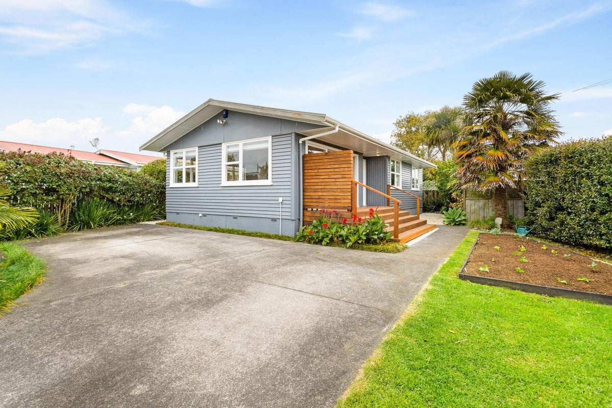 23 Clinton Avenue, Te Atatu Peninsula, Auckland - Carousel 1