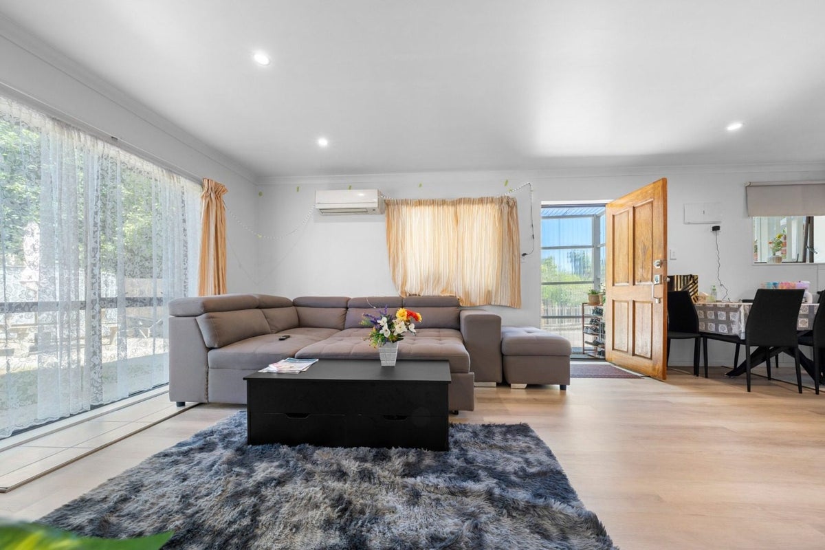 4 Spruce Place, Totara Heights, Auckland - Carousel 2