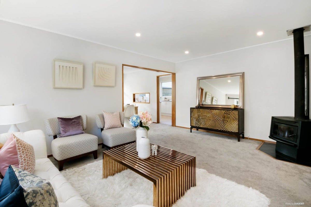3 Halcombe Place, Green Bay, Auckland - Carousel 2