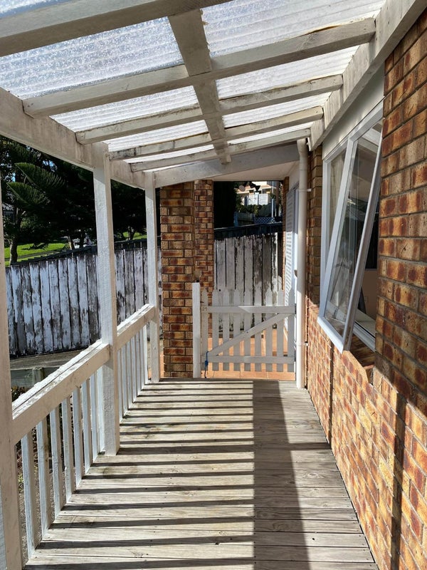 1 Veagh Place, Highland Park, Auckland - Carousel 2