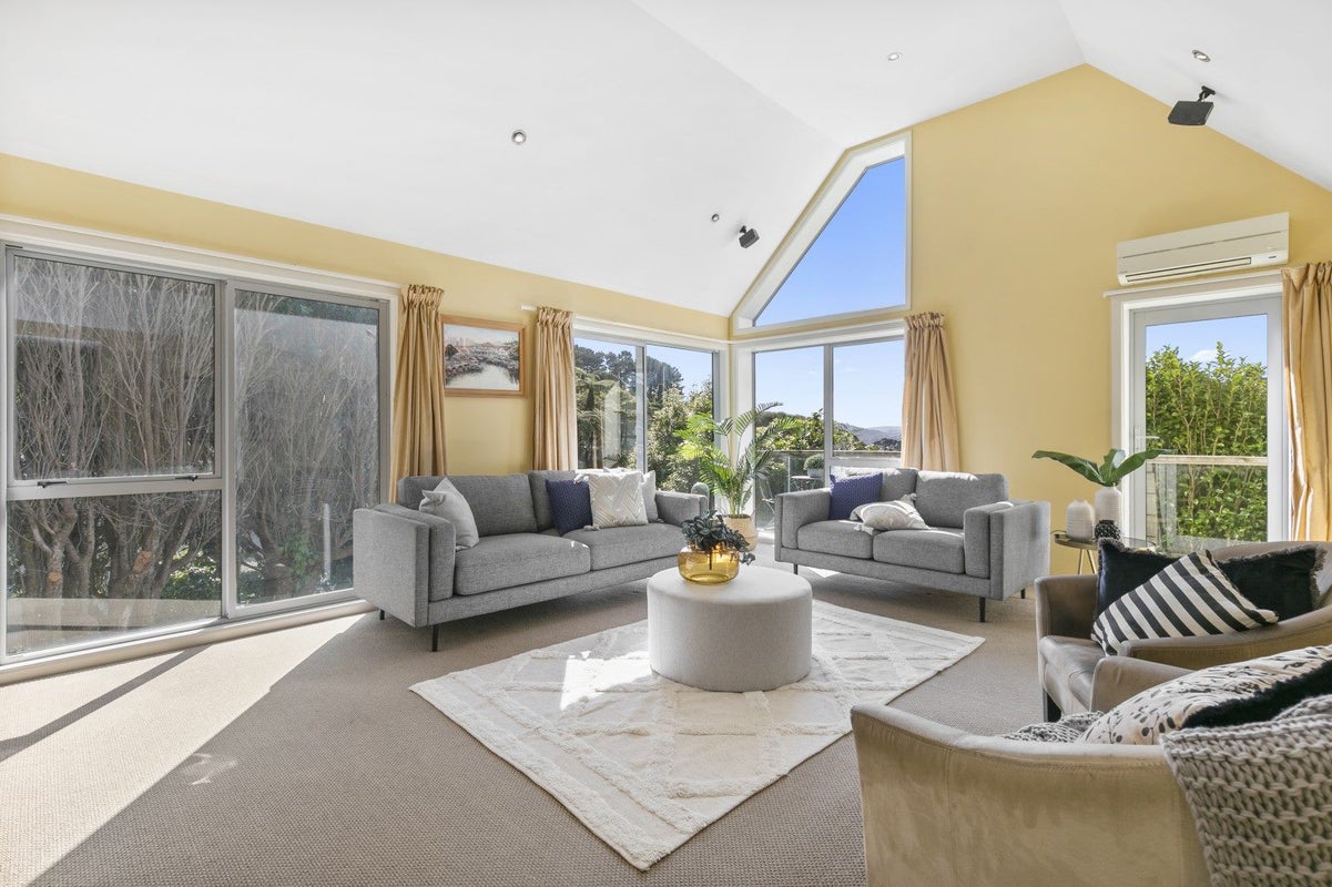 39 Homewood Crescent, Karori, Wellington - Carousel 1
