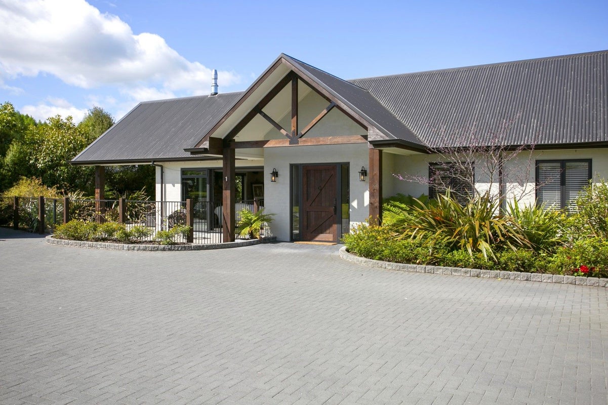 1 Flaxen Way, Kinloch, Taupo - Carousel 1